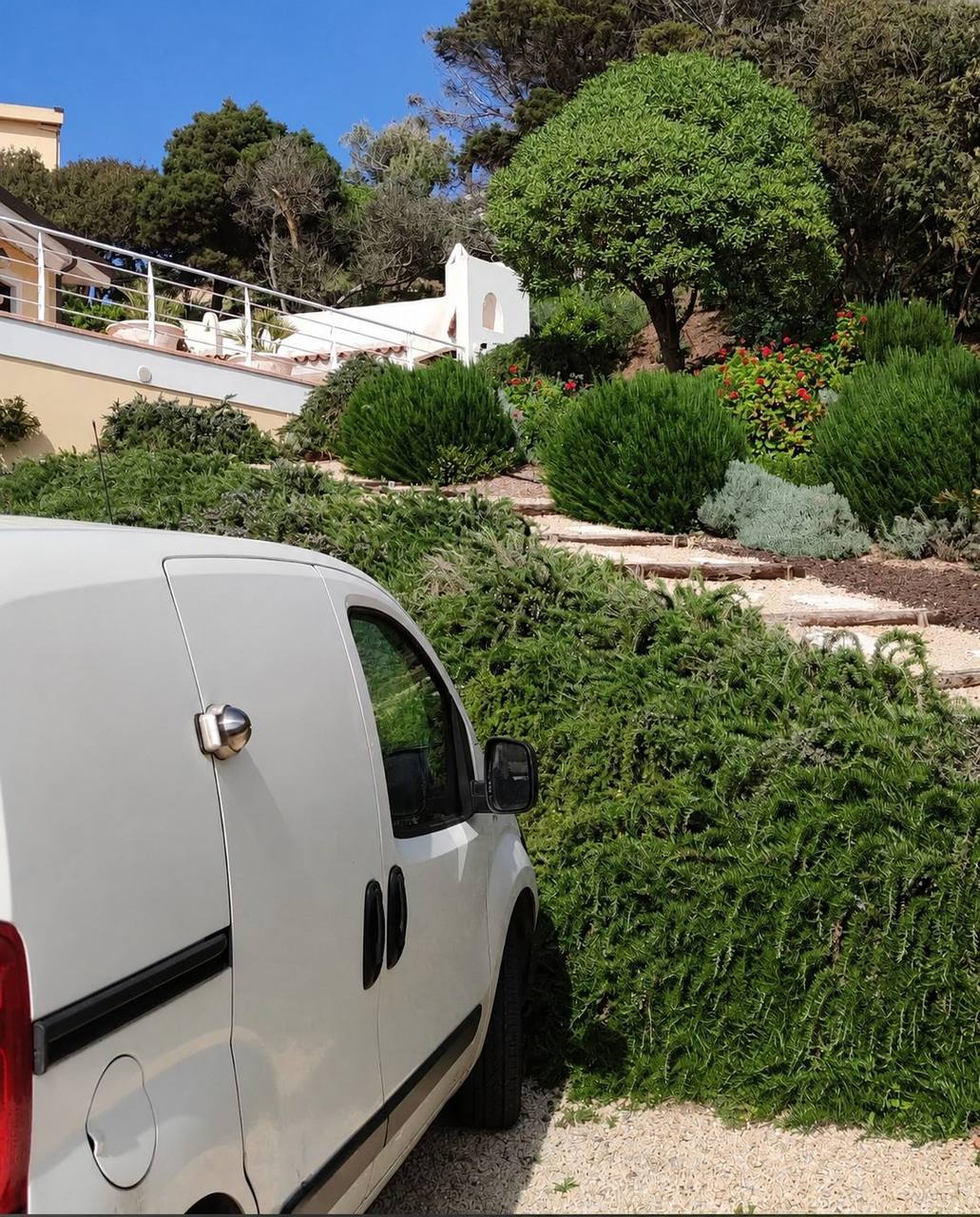 Furgoneta de servicio y equipo de jardineros de Jardines de Ibiza en una finca de la isla